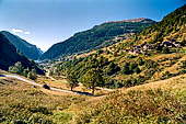 La piana di Isola salendo alle gole del Cardinello 